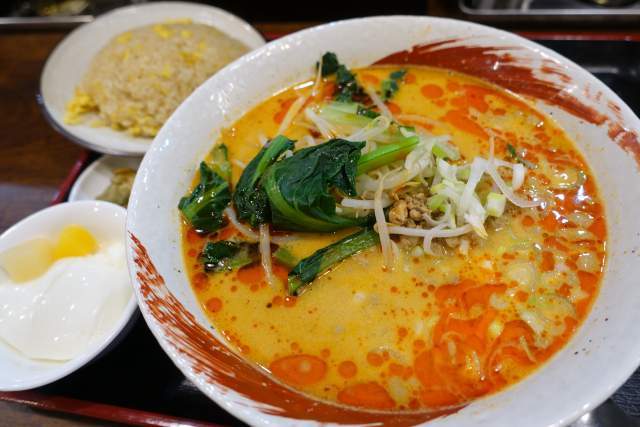金蘭の担々麺と半チャーハン