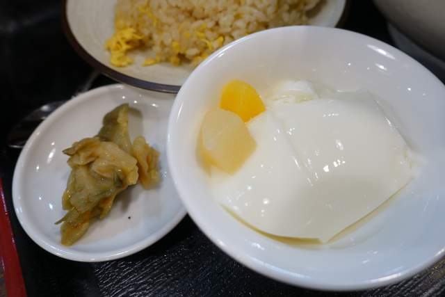 金襴の杏仁豆腐とザーサイ