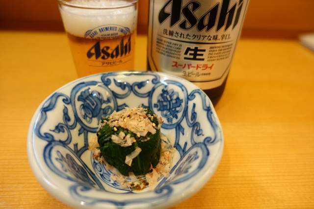 義仲の瓶ビールとほうれん草のお浸し