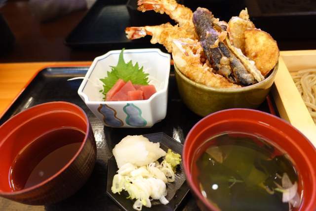 凧ずしのミニ天丼とお刺身
