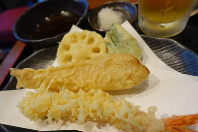 新井製麺のビールセットの天ぷら