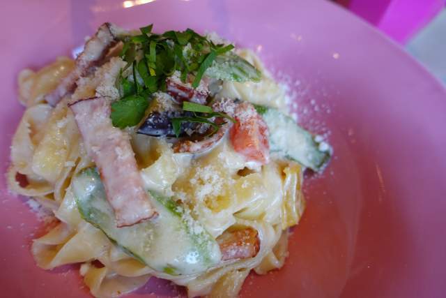 ロートスのアスパラと自家製ベーコンのクリームパスタ