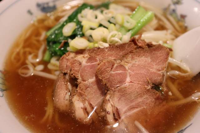 皇庭餃子房のラーメン