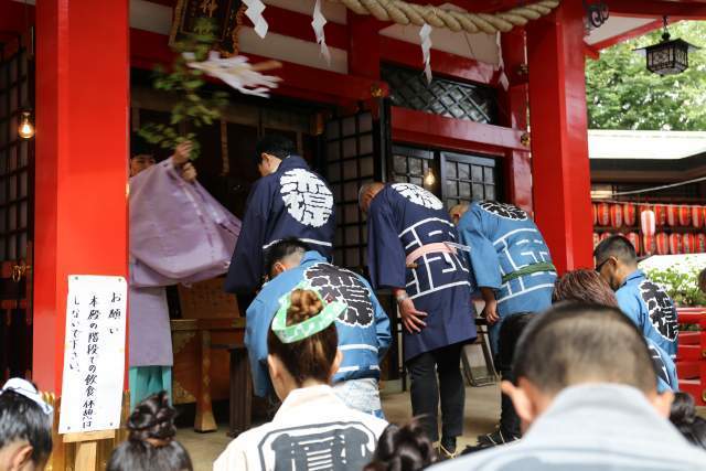 六所神社例大祭2017のお神輿が神社に到着