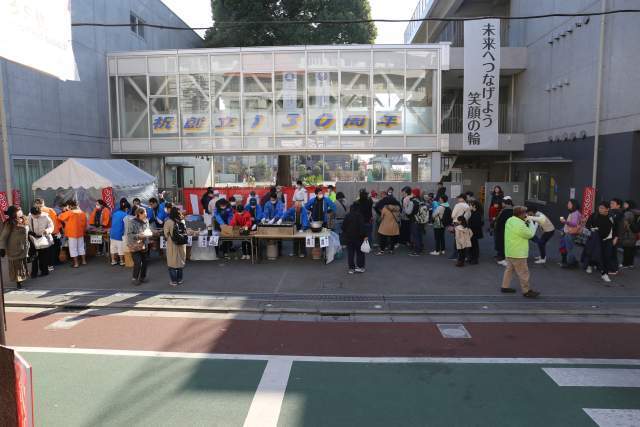 もちつき大会は松沢小学校前で開催