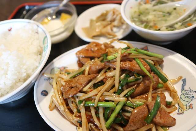 皇庭餃子房のレバニラ炒め