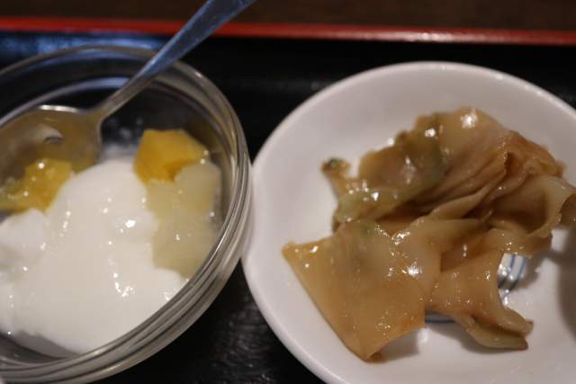 皇庭餃子房の杏仁豆腐とザーサイ