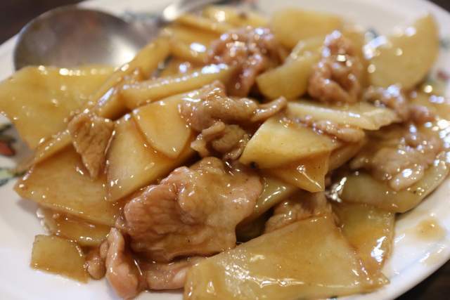 皇庭餃子房の豚肉とじゃがいもスライス炒め